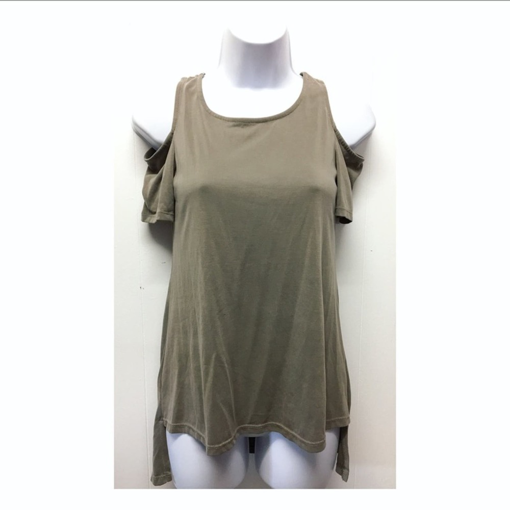 Ten Sixty Sherman | Short sleeve cold shoulder split side basic top hi low •